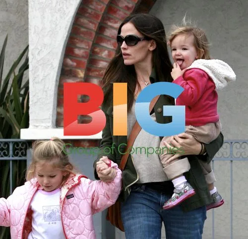 Jennifer Garner with daughters in Beverly Hills