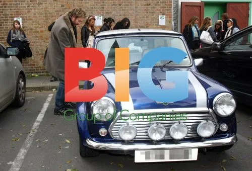 Simon Le Bon gets car door stuck