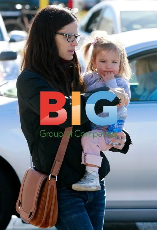 Jennifer Garner and Daughter Shop at Target