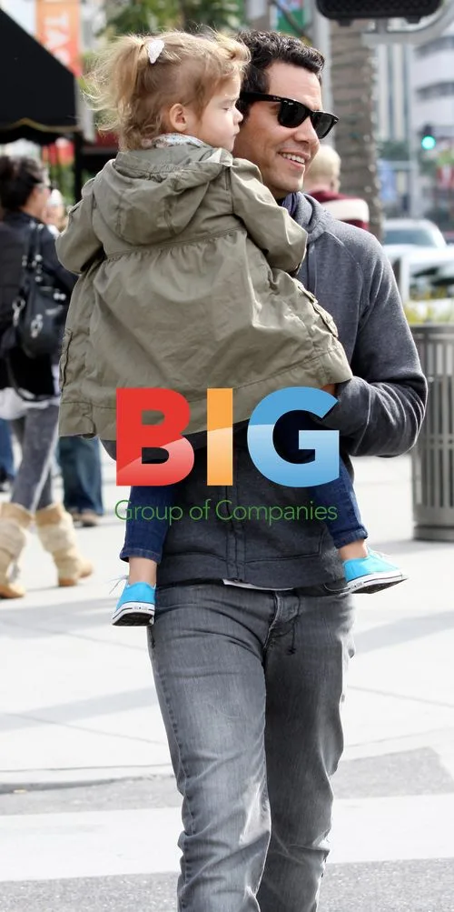 Jessica Alba and family run errands