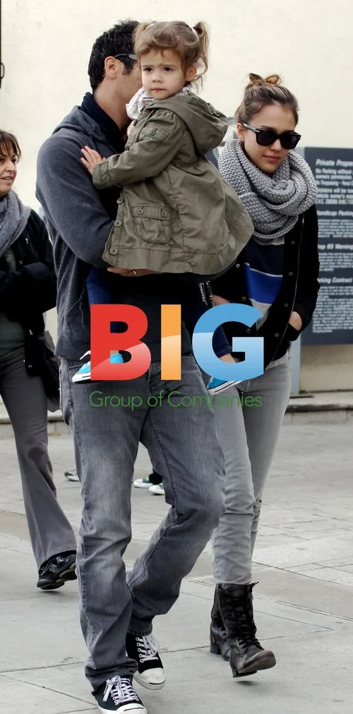 Jessica Alba runs errands with family