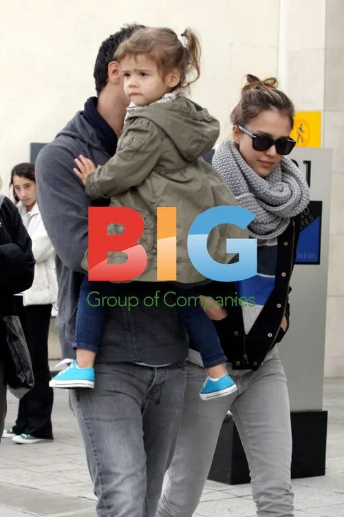 Jessica Alba and family run errands