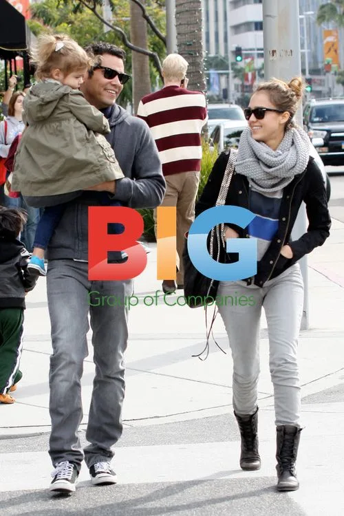 Jessica Alba and Family Run Errands
