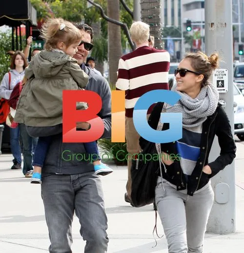 Jessica Alba runs errands with family