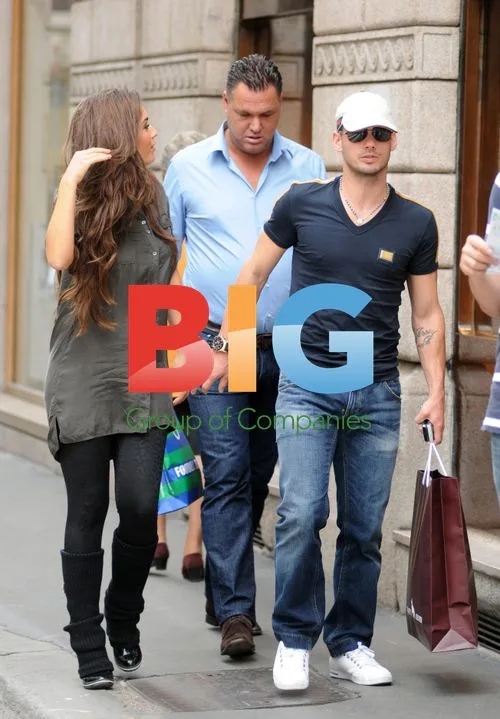 Wesley Sneijder and wife shopping in Milan