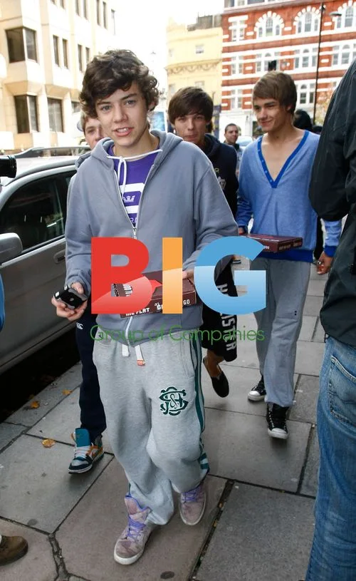 1 Direction members grab lunch in London