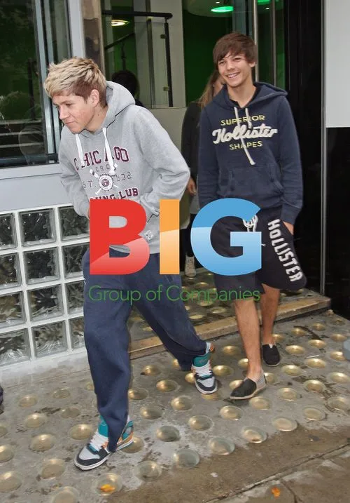 1 Direction Grabs Starbucks in London