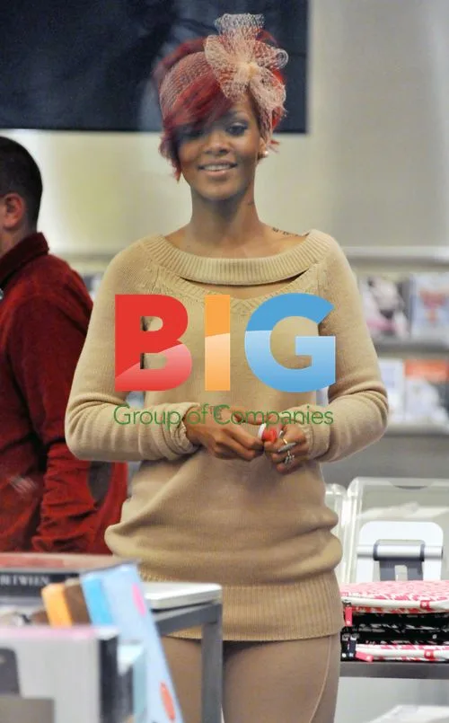 Rihanna Shopping with Boyfriend in Paris