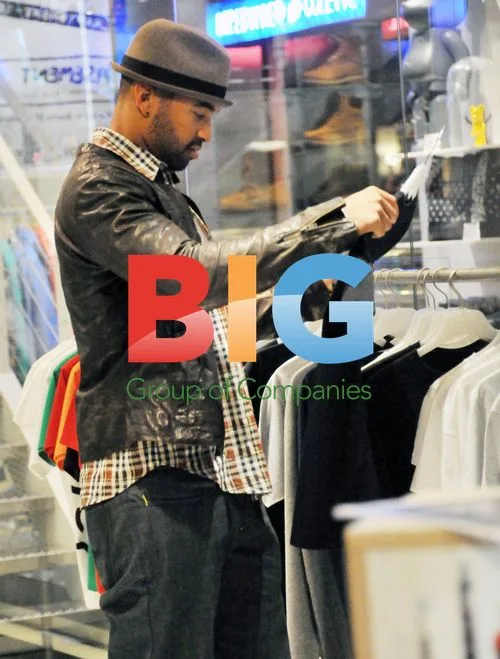 Rihanna Shopping in Paris