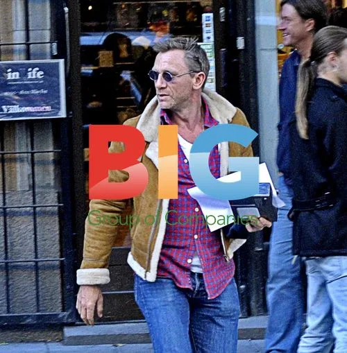 Daniel Craig Shops Before 'Dragon Tattoo' Shoot
