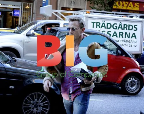 Daniel Craig shopping at computer store