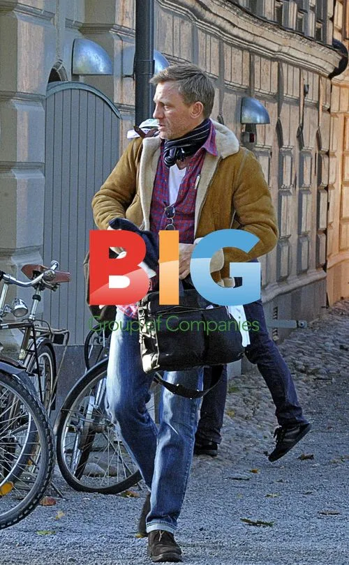 Daniel Craig goes shopping before shooting