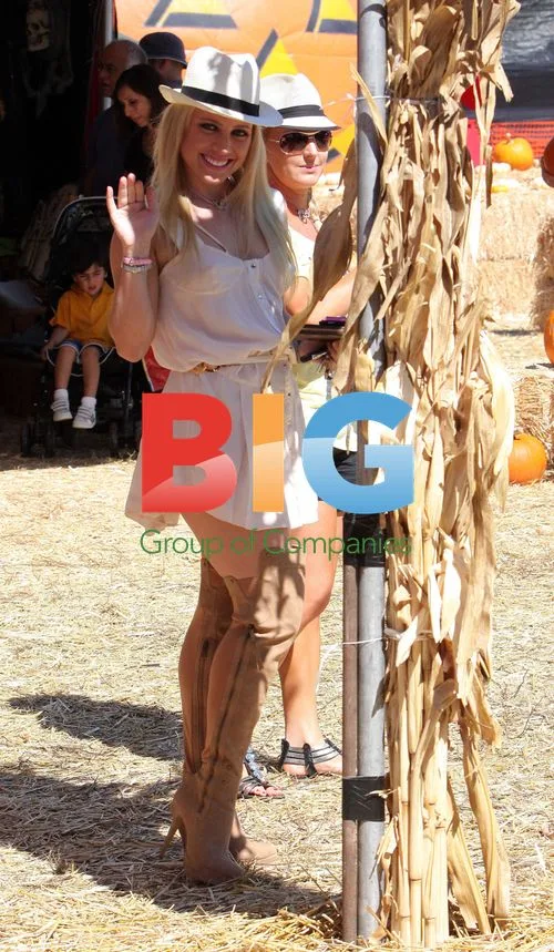 Tommy Hilfiger\'s Niece Jamie Hilfiger Shops at Pumpkin Patch