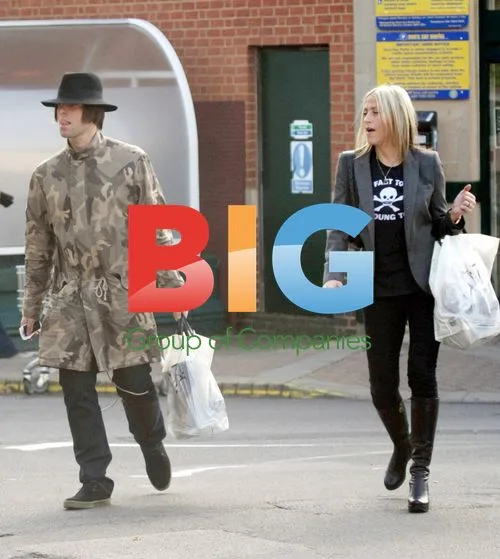 Liam Gallagher and Nicole Appleton shopping