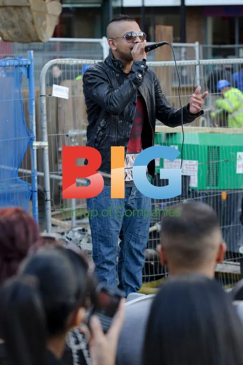 Mumzy Stranger Performs in London