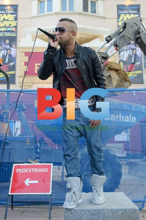Mumzy Stranger Performs in London