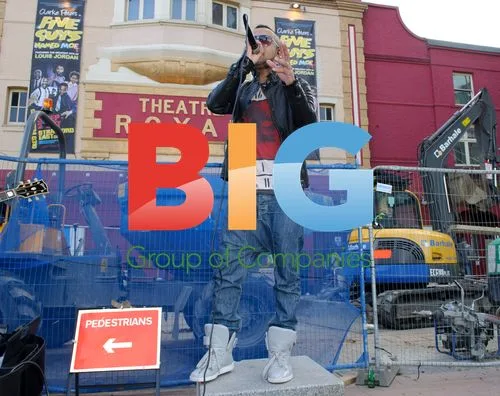 Mumzy Stranger Performs Outside in London