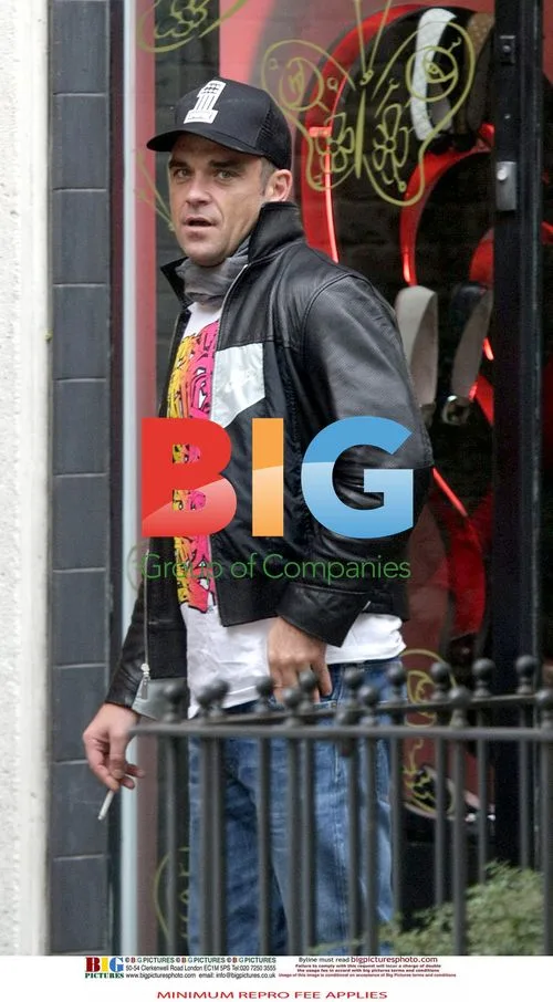Robbie Williams spotted flirting