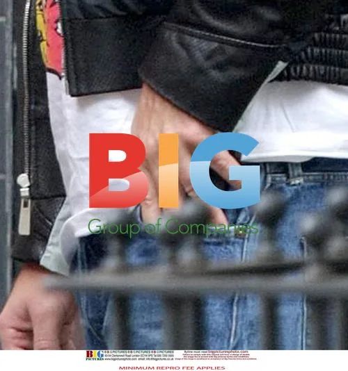 Robbie Williams Tries to Hide Face