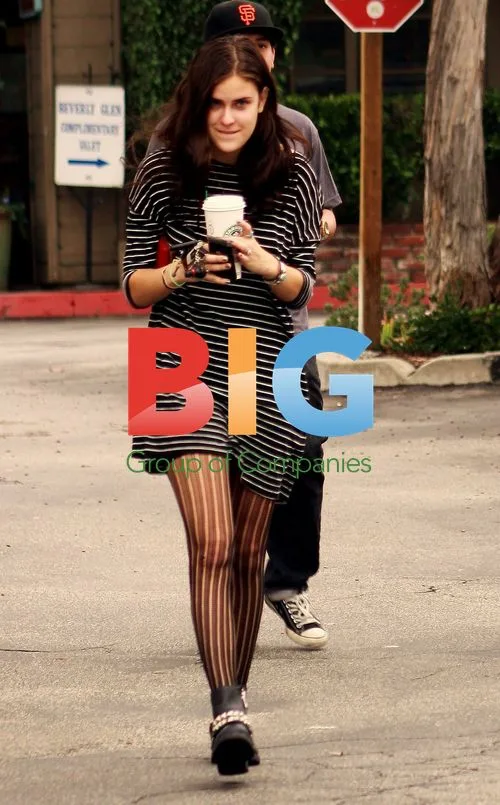 Tallulah Willis grabbing coffee