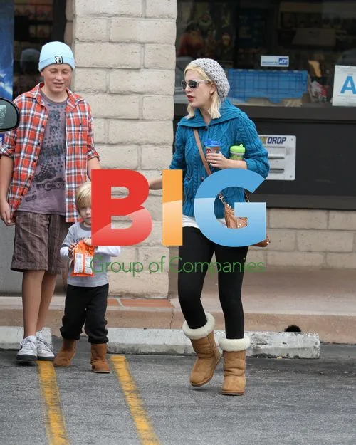 Tori Spelling at Blockbuster with family