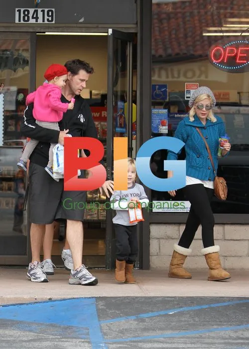 Tori Spelling out with family