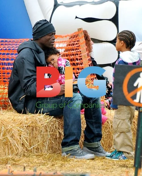 Heidi Klum and Seal with kids at pumpkin patch