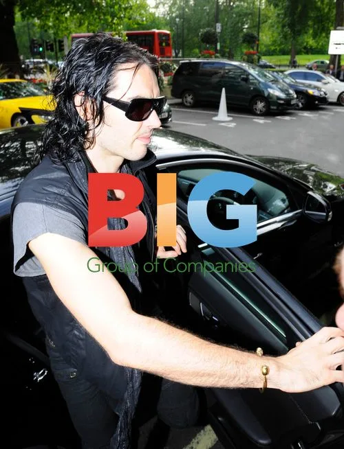 Russell Brand Wearing Wedding Ring