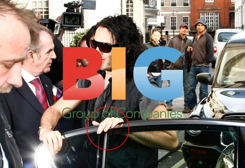 Russell Brand Wearing Wedding Ring