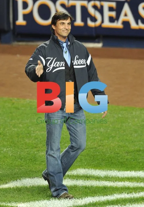 Keni Thomas Performs at ALCS Game 4