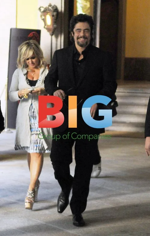 Benicio Del Toro Shopping in Milan