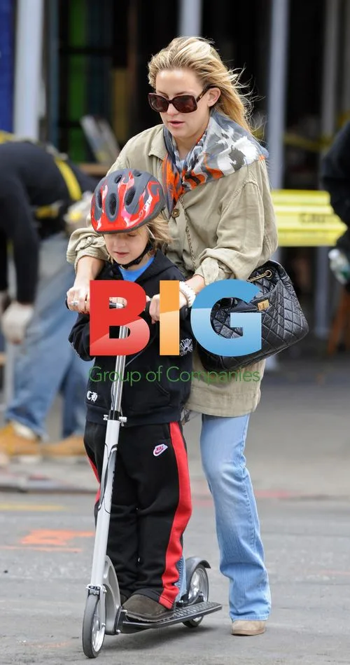 Kate Hudson Skateboarding with Son Ryder