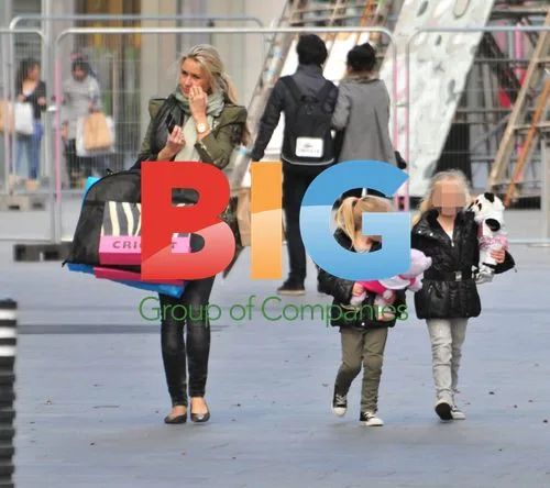 Alex Curran Goes Shopping with Daughters