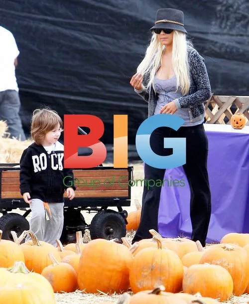Christina Aguilera & son at pumpkin patch