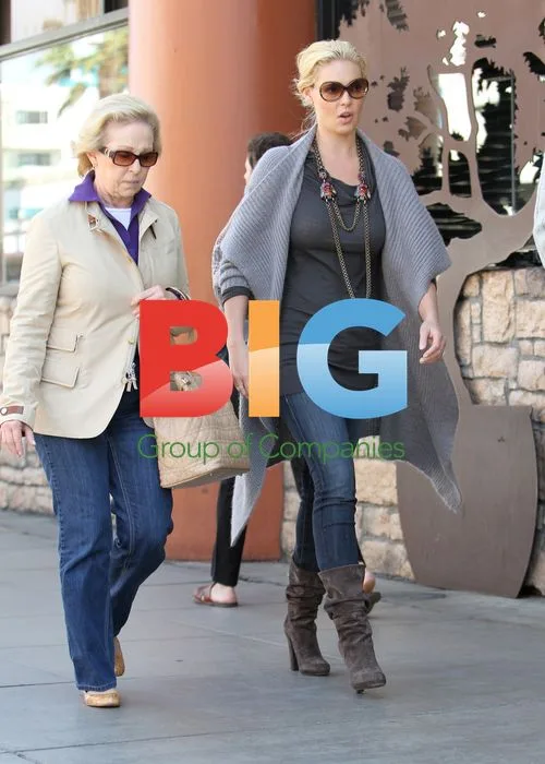 Katherine Heigl shops with mum and friend