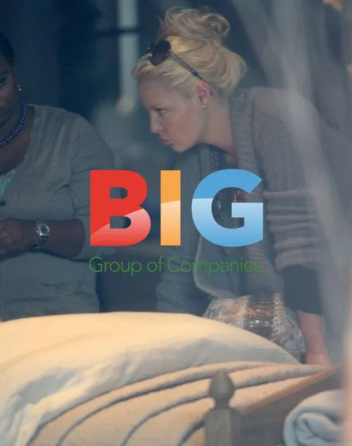 Katherine Heigl Shopping with Family