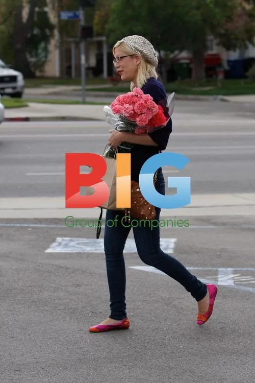 Tori Spelling at Florist in Encino