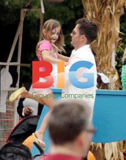 David Arquette takes daughter Coco to pumpkin patch