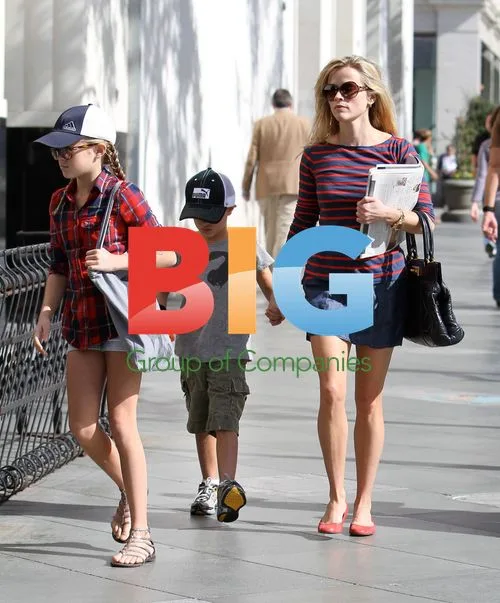 Reese Witherspoon and kids run errands