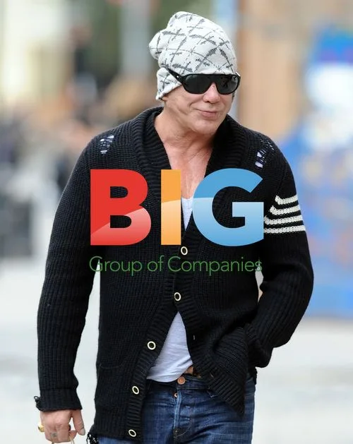 Mickey Rourke goes shopping without girlfriend