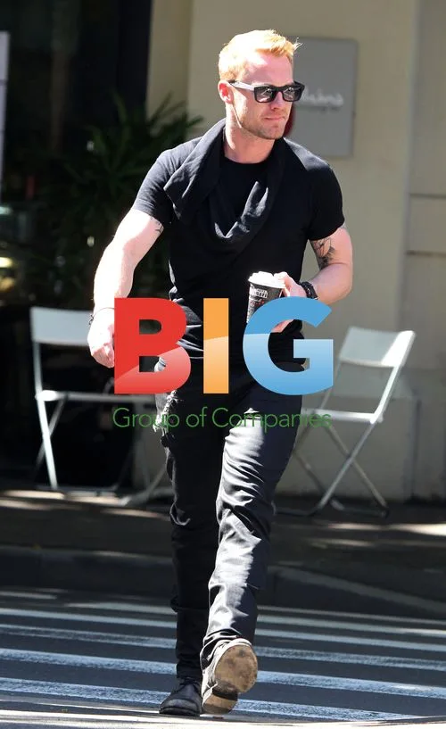Ronan Keating Gets Coffee in Sydney