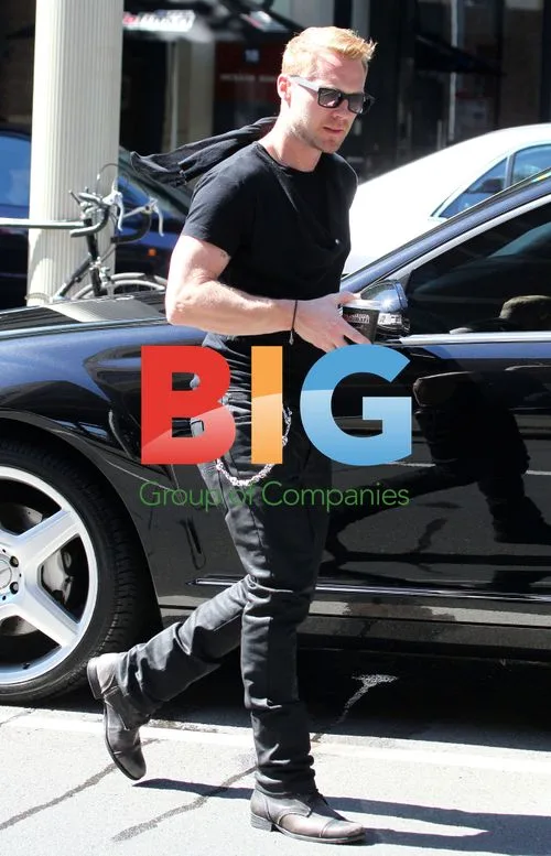 Ronan Keating Gets Coffee in Sydney