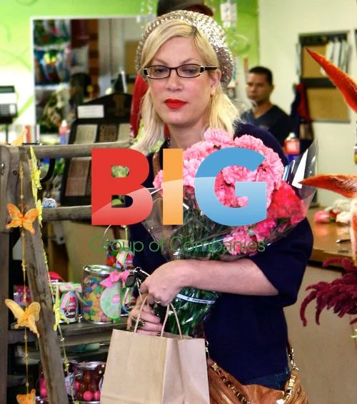 Tori Spelling Buying Flowers