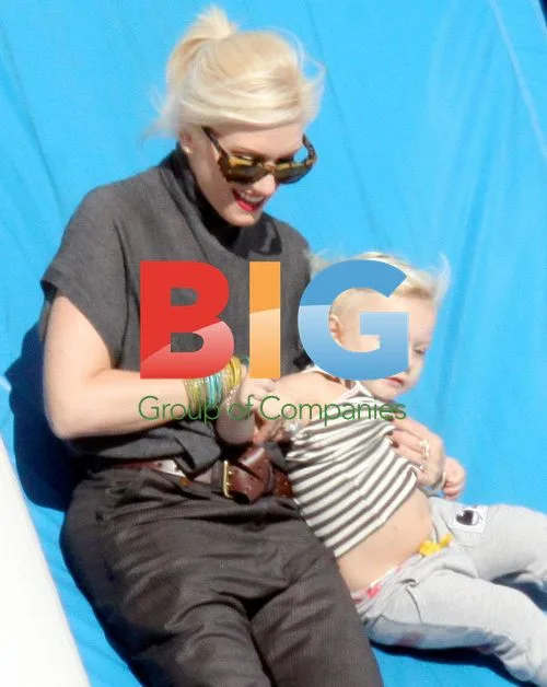 Gwen Stefani takes sons to pumpkin patch