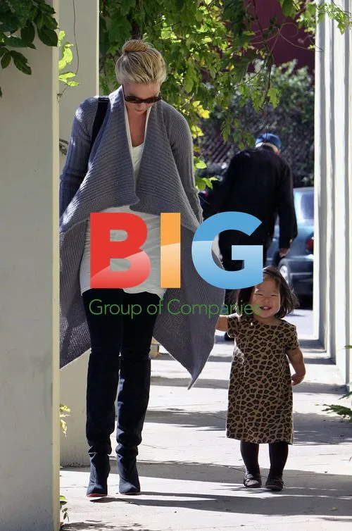Katherine Heigl and daughter visit library