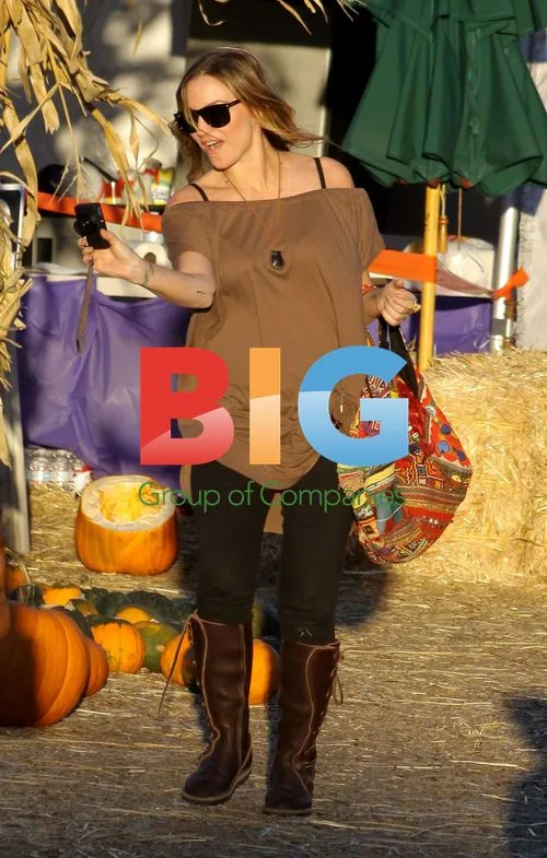 Drea de Matteo Pumpkin Picking