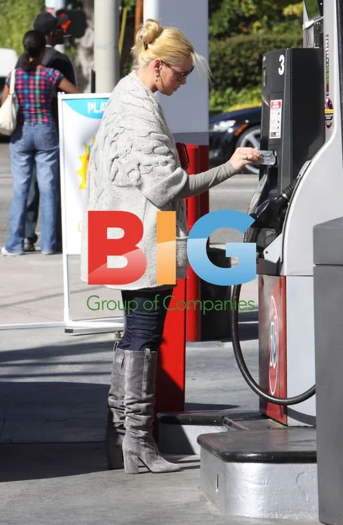 Katherine Heigl and mom shop for art supplies