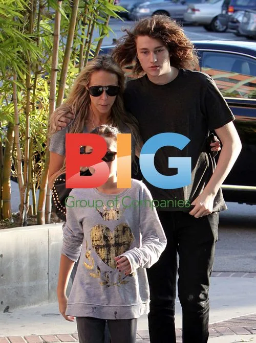 Tish Cyrus and Kids Arrive at Lawyer's Office