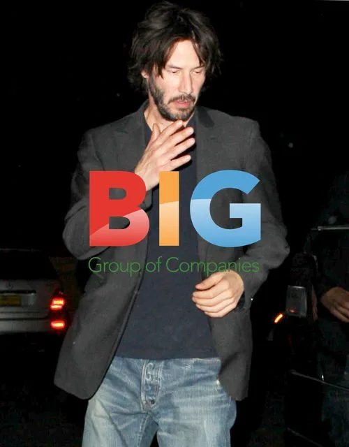 Keanu Reeves Dines with Ladyfriend