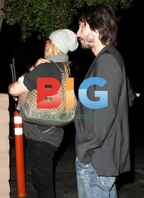 Keanu Reeves Dines with Girlfriend